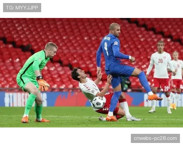 红牌！莱切后卫铲倒莱奥，两黄变一红被罚下场